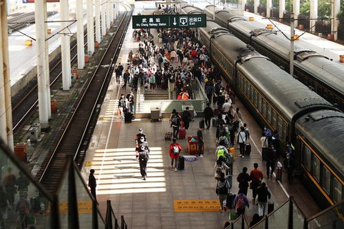 武漢鐵警 護(hù)航返程高峰安全 組圖